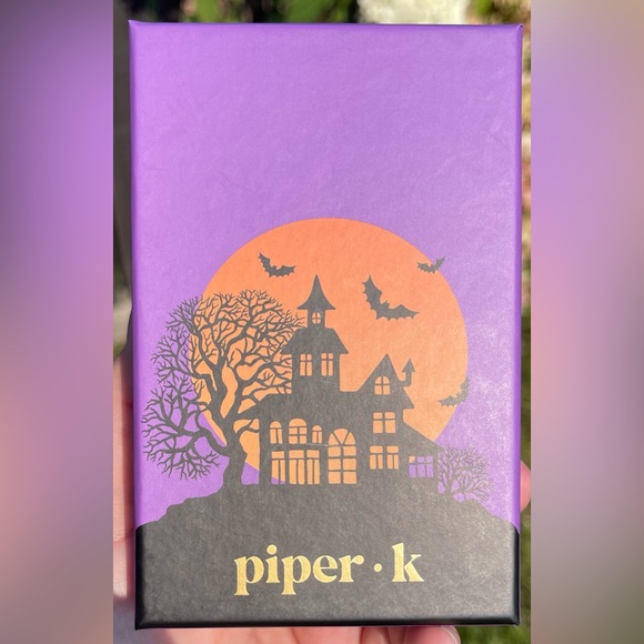 Cool sparkling Piper.k Skeleton stud earrings for Halloween 🎃 - Picture 6 of 7